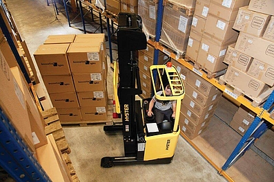 Schubmaststapler von HYSTER Einsatz am Hochregal