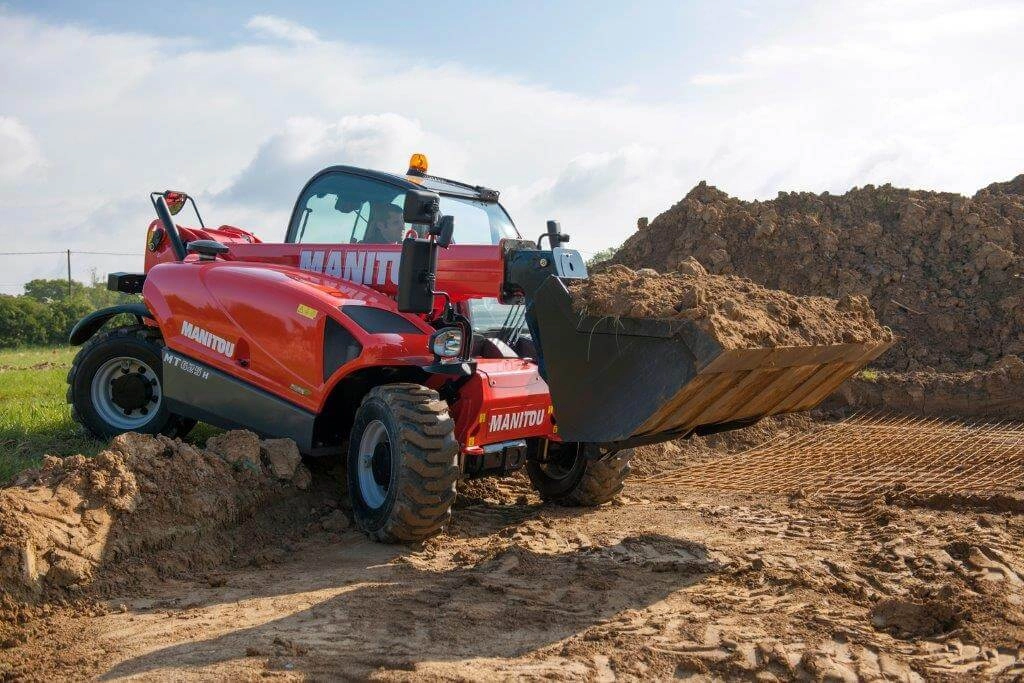 Teleskoplader von MANITOU im Einsatz mit Erdreich Teleskoplader von MANITOU im Einsatz mit Erdreich