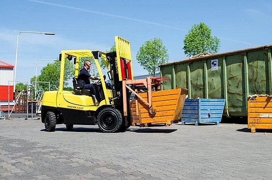 Hyster Dieselstapler 3 Bild eines gelben Dieselstaplers von Hyster