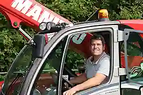 Bild eines Kunden, der in einem Manitou Stapler sitzt