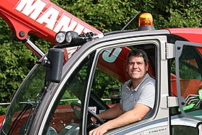 Bild eines Kunden, der in einem Manitou Stapler sitzt