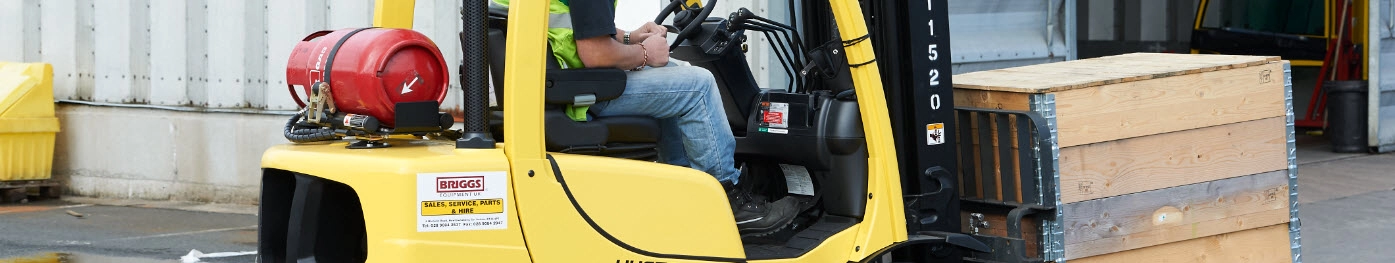 Gabelstapler Schulung Bild eines gelben Hyster Staplers bei der Fahrerschulng