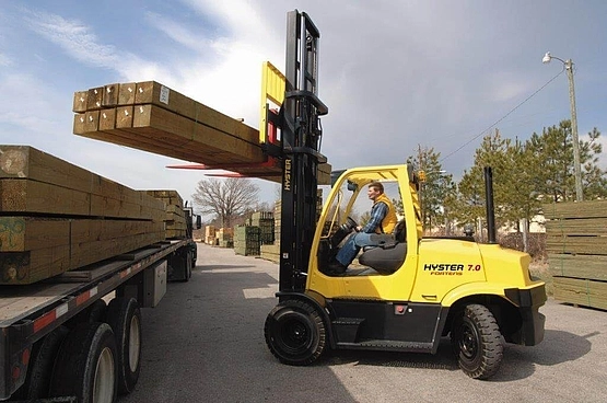 Dieselstapler von Hyster im Umgang mit Holzplanken Dieselstapler von Hyster im Umgang mit Holzplanken