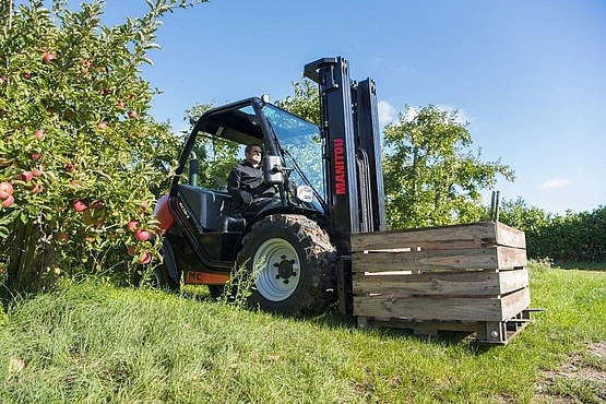Geländestapler mit Holzkiste Geländestapler mit Holzkiste